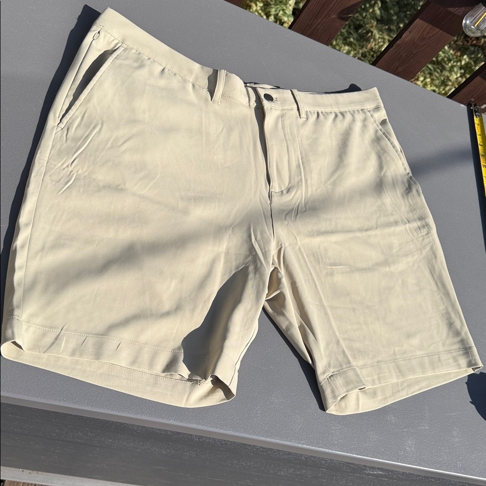 Kirkland Signature Men's Tan Flat Front comfort waistband Shorts size 40 in NWT